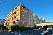 重厚な石貼り基壇部と洗練されたフォルムが印象的な外観。青空に映える上品な存在感を放ちます。