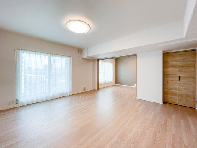 ダイニングテーブルを置いても十分な広さを確保できるリビングです！隣接するお部屋との仕切りを開ければ、さらに開放的な大空間としても活用できます♪インテリア選びが楽しくなるようなシンプルで上品な内装です！