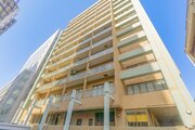 青空に映えるすっきりとしたスタイリッシュな外観のマンションです！