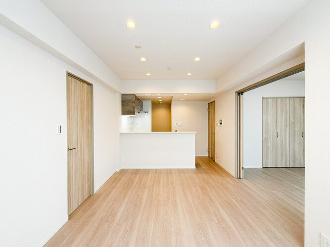 建物全体の雰囲気と合わせた色調と素材のリノベーション。居心地よくホッととできる空間です。