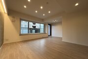 大きな窓からあたたかな自然光が差し込む明るい室内空間です！お好みの家具やインテリアを自由に配置しやすく、家族みんなが自然と集まりたくなるような開放感あふれる空間づくりを叶えていただけます