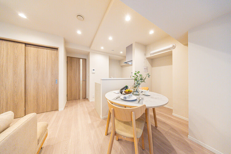 建物全体の雰囲気と合わせた色調と素材のリノベーション。居心地よくホッととできる空間です。