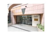 統一した色調でデザインされたマンションは周囲と調和した景観を生み出しています。 統一した色調でデザインされたマンションは周囲と調和した景観を生み出しています。