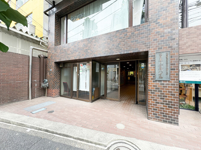 陽だまりの中でそよ風を感じる快適な空間。青空の下にその落ち着きのある外観を描き出します。 陽だまりの中でそよ風を感じる快適な空間。青空の下にその落ち着きのある外観を描き出します。