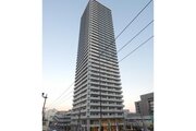 青空に美しく映えるスタイリッシュな高層タワーマンションです！周囲に視界を遮る建物が少なく、毎日の開放的な暮らしを予感させます♪お友達やご親戚を招待する際にも分かりやすく、自慢できる佇まいです！