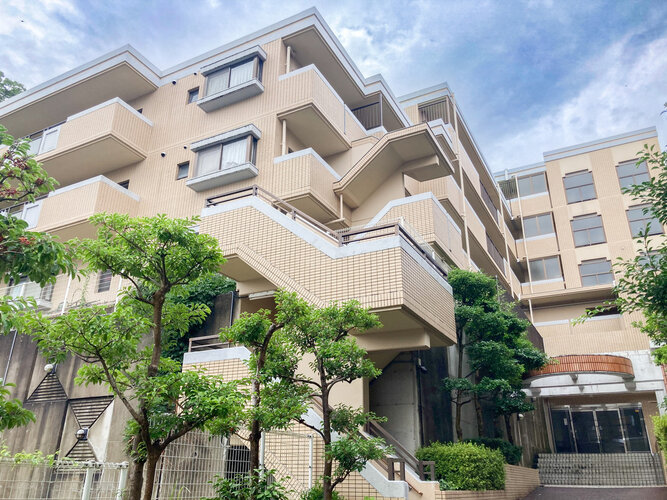 陽だまりの中でそよ風を感じる快適な空間。青空の下にその落ち着きのある外観を描き出します。