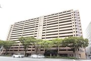 平成築、総戸数166戸のマンション。最寄り駅「京都市役所前」駅まで徒歩2分ほど。