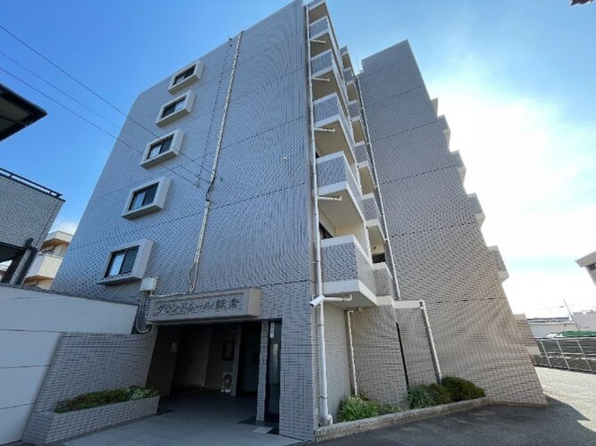 統一した色調でデザインされたマンションは周囲と調和した景観を生み出しています。