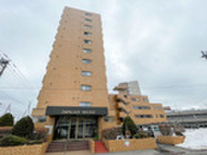 落ち着いたブラウンタイル貼りのスタイリッシュなマンション外観です!青空に映える堂々とした佇まいで、周辺環境とも調和しています!毎日の帰宅時にも、しっかりとした安心感を与えてくれる建物です! 落ち着いたブラウンタイル貼りのスタイリッシュなマンション外観です!青空に映える堂々とした佇まいで、周辺環境とも調和しています!毎日の帰宅時にも、しっかりとした安心感を与えてくれる建物です!