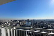 目の前に広がる青空と穏やかな川の流れを望む、開放感たっぷりのバルコニーです! 目の前に広がる青空と穏やかな川の流れを望む、開放感たっぷりのバルコニーです!