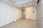 柔らかな色合いのフローリングと清潔感のあふれる白のクロスが明るい空間を創り出しているLDK。