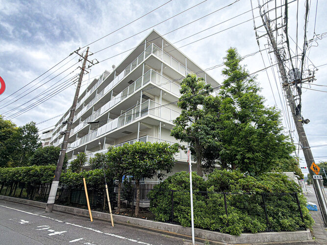 陽だまりの中でそよ風を感じる快適な空間。青空の下にその落ち着きのある外観を描き出します。