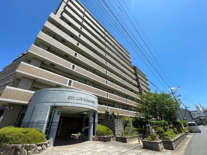 閑静な住宅街に佇むマンション。柔らかい色調とマットな素材が穏やかな雰囲気を奏でます。