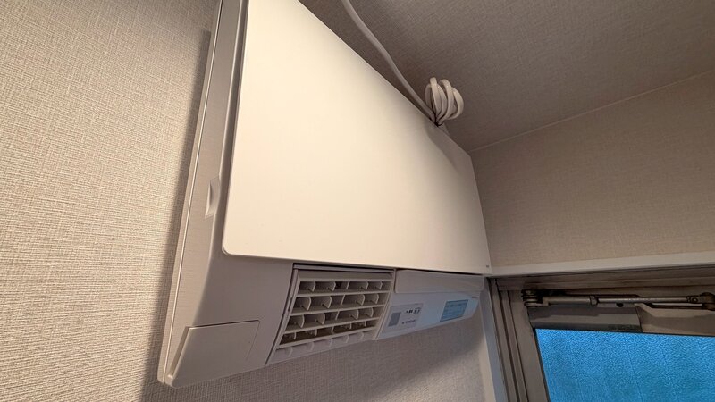 洗面室に寒い季節も安心の壁付けヒーターがあります。 洗面室に寒い季節も安心の壁付けヒーターがあります。