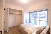 広いウォークインクローゼットのある居室。 広さが十分にあるので洋服など沢山収納することができます! また、テレワークにちょうどいいデスクもあります。 広いウォークインクローゼットのある居室。 広さが十分にあるので洋服など沢山収納することができます! また、テレワークにちょうどいいデスクもあります。