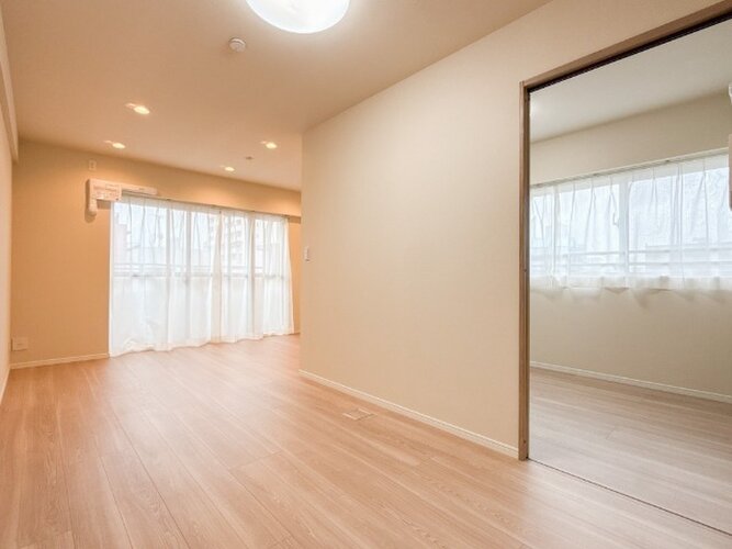 内装はシンプルに落ち着きのある空間にしています。ゆったりとしたひとときを過ごせそうです♪