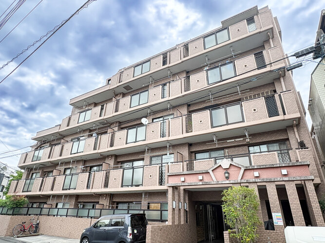 どこか余裕を感じさせるシャープなフォルムで佇む外観は、晴天の空と合わせる事で堂々たる趣を見せます。 どこか余裕を感じさせるシャープなフォルムで佇む外観は、晴天の空と合わせる事で堂々たる趣を見せます。