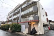 閑静な住宅街に佇むマンション。柔らかい色調とマットな素材が穏やかな雰囲気を奏でます。