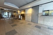 エントランス内部は管理が行き届き、清潔な共有スペースとなっています。安らぎを感じる空間です。