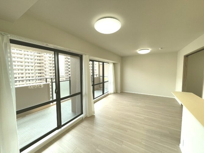 自然光を取り込む明るく開放的なリビングダイニングです!カウンターキッチンから室内を見渡せるためお料理中も会話が弾みます。家族が自然と集まり快適に過ごせる空間ですね♪ 自然光を取り込む明るく開放的なリビングダイニングです!カウンターキッチンから室内を見渡せるためお料理中も会話が弾みます。家族が自然と集まり快適に過ごせる空間ですね♪