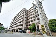 統一した色調でデザインされたマンションは周囲と調和した景観を生み出しています。