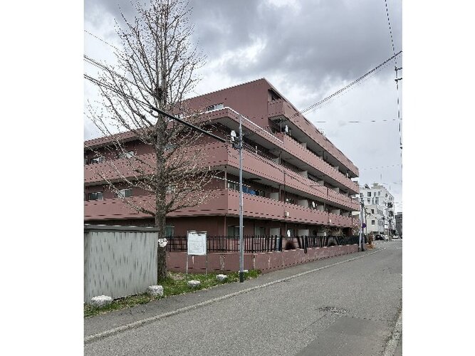 落ち着いた色合いの外観が印象的なマンションです！周辺は穏やかな住宅街となっており、毎日の通勤や通学はもちろん、休日のお出かけからご帰宅された際にもホッと安心感を与えてくれる佇まいです