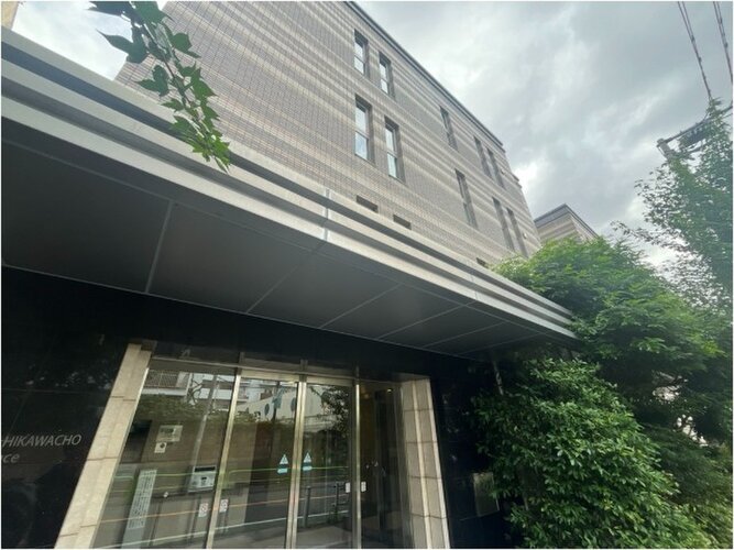 閑静な住宅街に佇むマンション。柔らかい色調とマットな素材が穏やかな雰囲気を奏でます。 閑静な住宅街に佇むマンション。柔らかい色調とマットな素材が穏やかな雰囲気を奏でます。