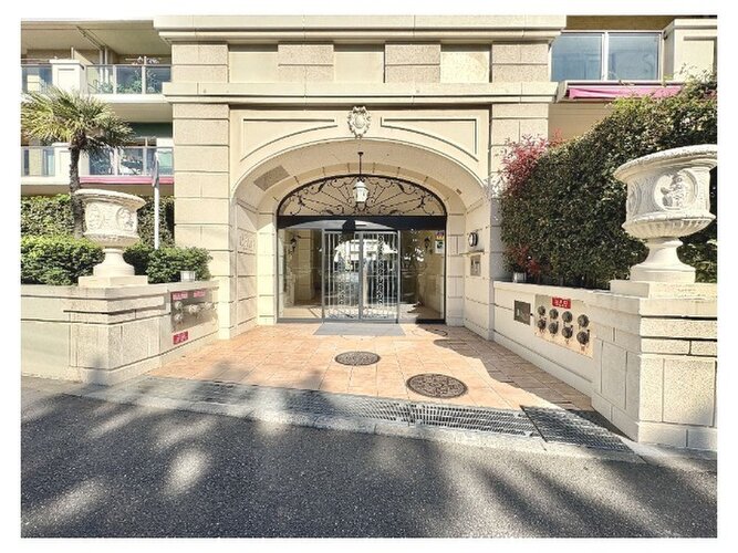 アーチ型のデザインが印象的な高級感あふれるマンションのエントランスです！段差の少ないフラットなアプローチになっているため、ベビーカーでの移動やお買い物の荷物が多い日でもスムーズに出入りいただけます♪