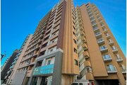 大森海岸駅まで徒歩8分。都市生活の利便性と充実感を得られる立地に佇んでいます。