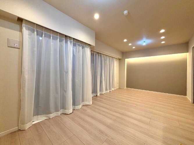 柔らかな色合いのフローリングと清潔感のあふれる白のクロスが明るい空間を創り出しているLDK。 柔らかな色合いのフローリングと清潔感のあふれる白のクロスが明るい空間を創り出しているLDK。