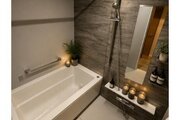 一日の疲れをリセットできる、まるでホテルのような上質な空間が魅力♪足を伸ばしてゆったりとお湯に浸かり、心地よいバスタイムを楽しめます！※小物等はCGです。