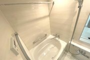 癒しの空間バスルームは清潔感あるホワイトカラーを基調にシャープな空間を演出。 癒しの空間バスルームは清潔感あるホワイトカラーを基調にシャープな空間を演出。