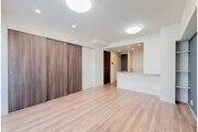 お部屋の形が綺麗なリビングの為、テーブルやソファなどの家具を一通り置くことができそうです♪ お部屋の形が綺麗なリビングの為、テーブルやソファなどの家具を一通り置くことができそうです♪
