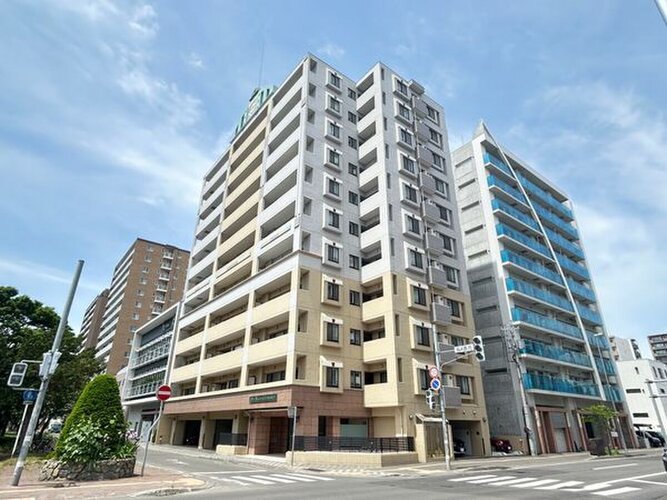 青空に映えるスタイリッシュな外観の大規模マンション！周辺は落ち着いた住宅街で、お買い物施設も充実。日々の生活が便利になりそうな住環境です。これからここで始まる暮らしが楽しみになりますね！