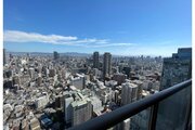 高層階ならではの開けた美しい眺望が広がる開放感たっぷりのバルコニーです!天気の良い日には澄み渡る青空を一面に眺めながら、心地よい風を感じて爽やかな朝のコーヒータイムや休憩を楽しめます♪ 高層階ならではの開けた美しい眺望が広がる開放感たっぷりのバルコニーです!天気の良い日には澄み渡る青空を一面に眺めながら、心地よい風を感じて爽やかな朝のコーヒータイムや休憩を楽しめます♪