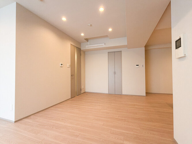 建物全体の雰囲気と合わせた色調と素材のリノベーション。居心地よくホッととできる空間です。