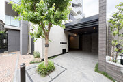鮮やかな緑を効果的に纏った外観。爽やかな風がそよぐ心温まるお部屋へ優しく誘います。