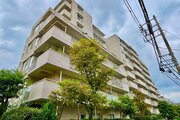 鮮やかな緑を効果的に纏った外観。爽やかな風がそよぐ心温まるお部屋へ優しく誘います。