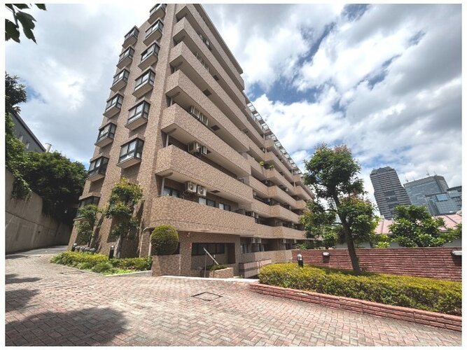 閑静な住宅街に佇むマンション。柔らかい色調とマットな素材が穏やかな雰囲気を奏でます。