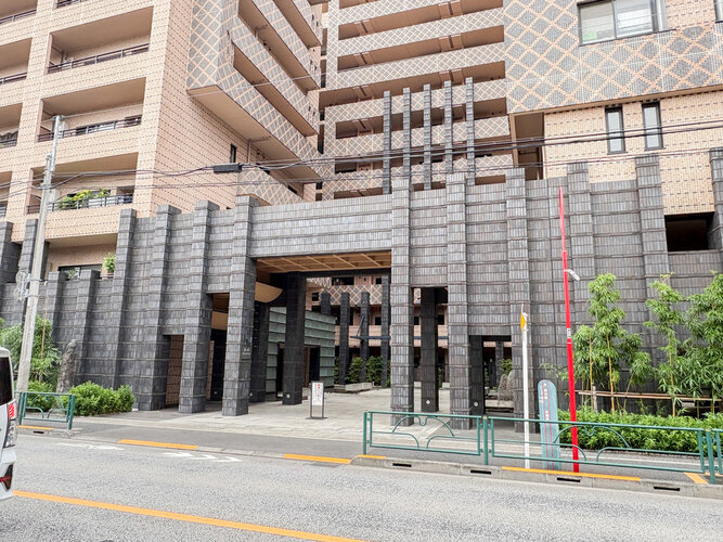 統一した色調でデザインされたマンションは周囲と調和した景観を生み出しています。 統一した色調でデザインされたマンションは周囲と調和した景観を生み出しています。