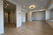 温かみのあるナチュラルテイストなリビング空間です!隣接するお部屋の引き戸を開放すれば広々とした一体感のある空間として活用可能♪大きな出窓にはインテリアや観葉植物をおしゃれに飾ることができます! 温かみのあるナチュラルテイストなリビング空間です!隣接するお部屋の引き戸を開放すれば広々とした一体感のある空間として活用可能♪大きな出窓にはインテリアや観葉植物をおしゃれに飾ることができます!