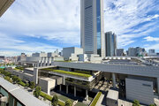 バルコニーからの眺望。近隣の建物との間隔もしっかり取られて風通し良好です。