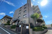 西鉄天神大牟田線 「西鉄平尾」駅まで徒歩16分。西鉄バス 「平和三丁目」バス停まで徒歩2分