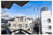 都市型生活をより快適にコーディネートするかのように、周りの情景とマッチしたバルコニー。 都市型生活をより快適にコーディネートするかのように、周りの情景とマッチしたバルコニー。