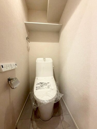 【シャワートイレ一体型便器】上部に収納棚付