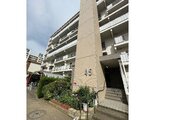 閑静な住宅街に佇むマンション。柔らかい色調とマットな素材が穏やかな雰囲気を奏でます。