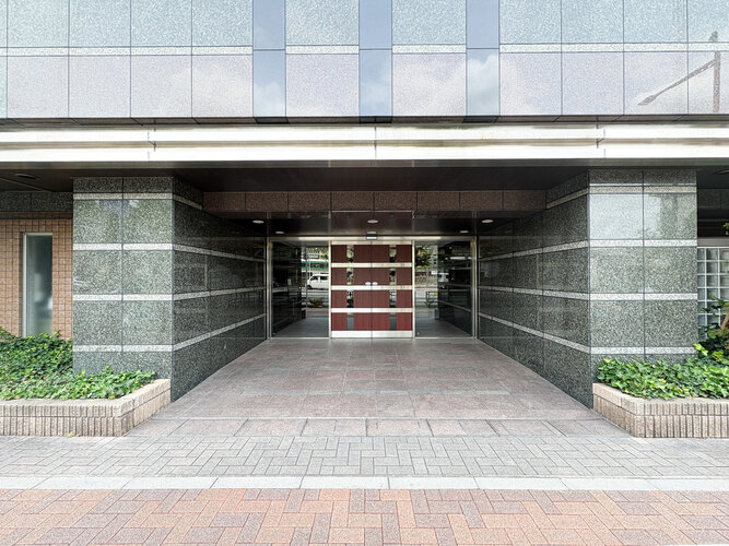 統一した色調でデザインされたマンションは周囲と調和した景観を生み出しています。 統一した色調でデザインされたマンションは周囲と調和した景観を生み出しています。