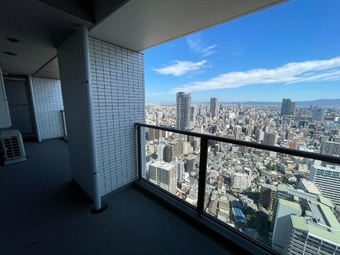 幅も奥行きも広々としたバルコニーです!洗濯物や大きなお布団も一度にたくさん干せて家事がスムーズに進みます♪陽当たりや風通しも良好で、爽やかな外気を感じながらリフレッシュできる快適な屋外空間です! 幅も奥行きも広々としたバルコニーです!洗濯物や大きなお布団も一度にたくさん干せて家事がスムーズに進みます♪陽当たりや風通しも良好で、爽やかな外気を感じながらリフレッシュできる快適な屋外空間です!