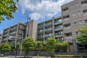 陽だまりの中でそよ風を感じる快適な空間。青空の下にその落ち着きのある外観を描き出します。