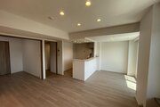 自然光がしっかり差し込む明るく風通しの良いリビングスペースです!隣接するお部屋の扉を開放することで、より一層広々とした一体感のある大空間としてフレキシブルにご活用いただける便利な間取りです 自然光がしっかり差し込む明るく風通しの良いリビングスペースです!隣接するお部屋の扉を開放することで、より一層広々とした一体感のある大空間としてフレキシブルにご活用いただける便利な間取りです